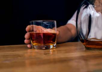 Алкоголик со стаканом